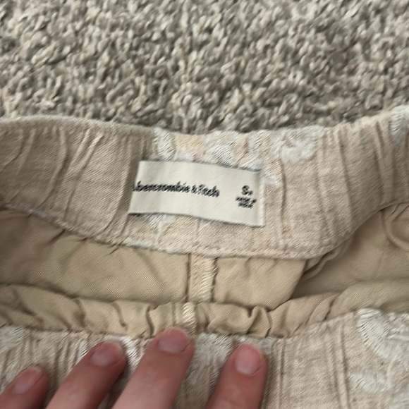Abercrombie & Fitch Beige Floral pull on Shorts - Picture 2 of 9